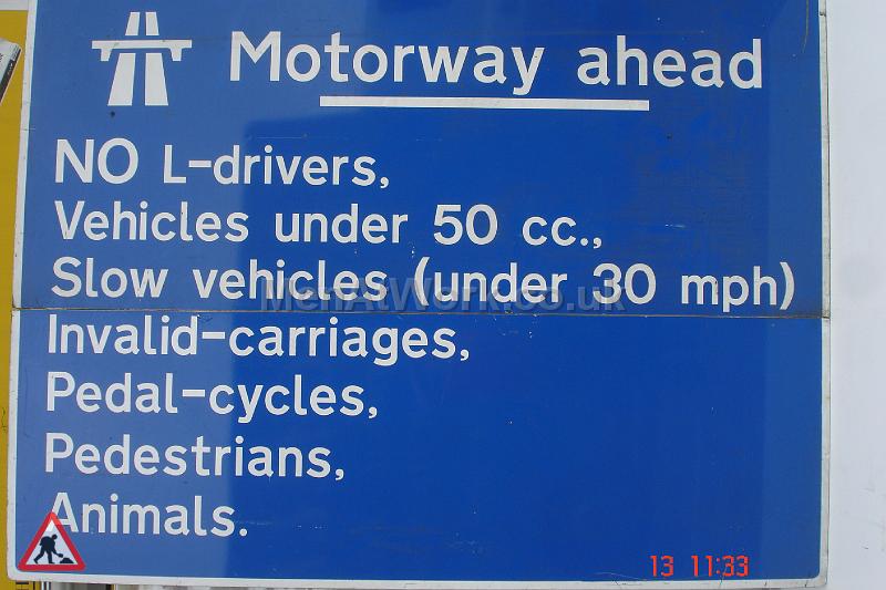 //www.menatwork.co.uk/wp-content/uploads/2012/05/Motorway-sign-8ft-wide-x-6ft-drop.jpg)
